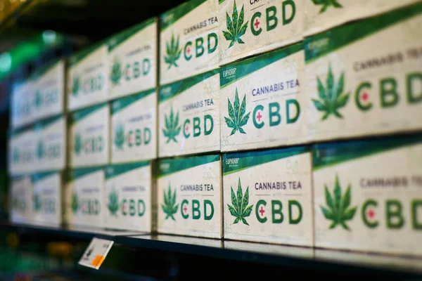 Viyana, Avusturya - 12 Mart 2020: Kentte marihuana ürünleri satan bir mağazanın vitrini.