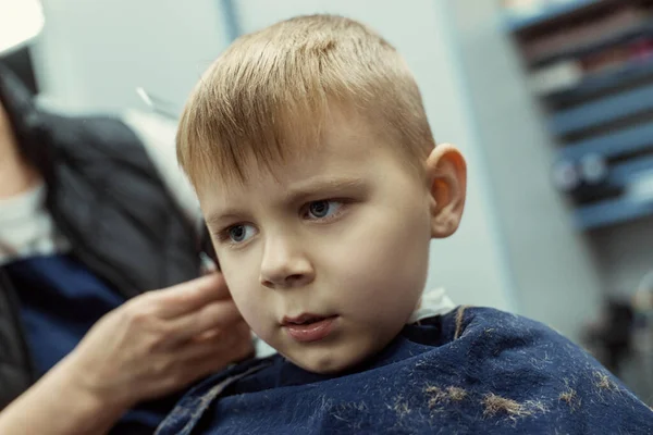 Petit Garcon Chez Le Coiffeur Enfant A Peur Des Coupes De Cheveux Coupe De Cheveux Client Stock Photo