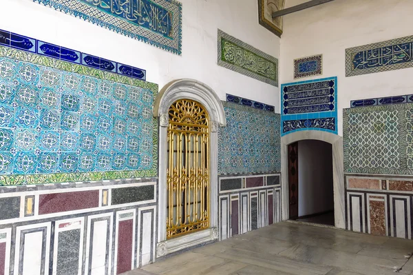 Hermosa decoración en el Palacio Topkapi, Estambul, Turquía . — Foto de Stock