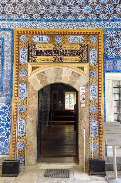 Mooie deur op het Topkapi-paleis, Istanboel, Turkije. — Stockfoto