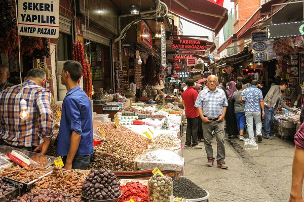 Grande Bazar Exterior em Istambul com pessoas não identificadas . — Fotografia de Stock