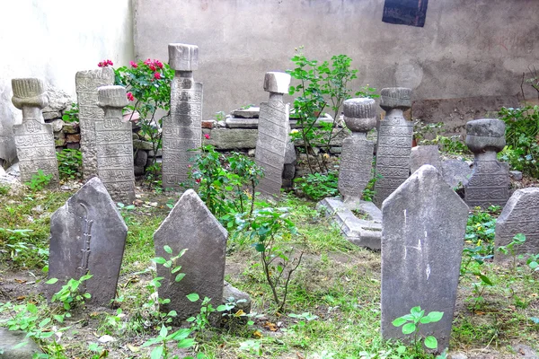 Turkish Cemetery in a street of Istanbul, Turkey — Stock Photo, Image