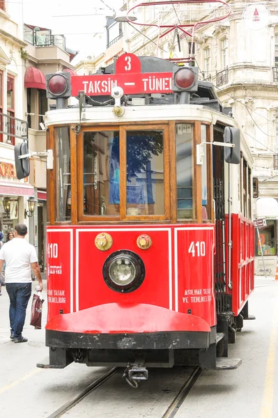 De beroemde historische tram in het centrum van Istanbul — Stockfoto