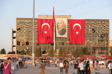 İstambul'daki ünlü Taksim meydanının manzarası. Türkiye