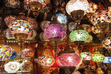 İstanbul 'daki Grand Bazaar' da satılık kristal lambalar