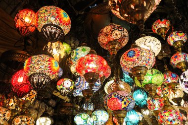 İstanbul 'daki Grand Bazaar' da satılık kristal lambalar