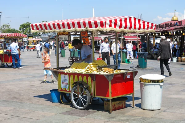 Vendor de rua não identificado vende milho em uma rua — Fotografia de Stock