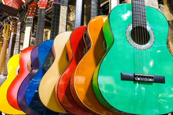 Farbenfrohe Gitarren auf dem großen Basar von Istanbul. — Stockfoto