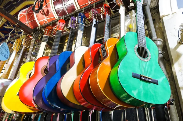 Guitarras coloridas en el Gran Bazar de Estambul . — Foto de Stock