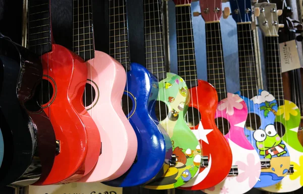 Красочные гитары на Стамбульском Большом базаре . — стоковое фото