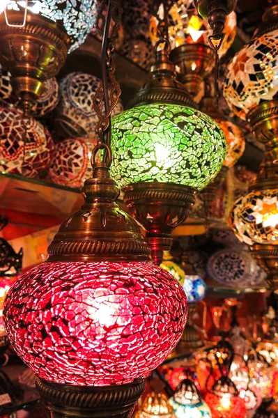 İstanbul 'daki Grand Bazaar' da satılık kristal lambalar — Stok fotoğraf