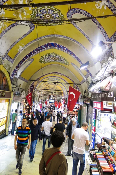 Gran Bazar en Estambul con personas no identificadas. TURQUÍA — Foto de Stock