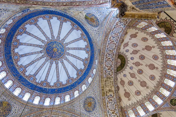 Techo dentro de la Mezquita Azul en Sultanahmet, Estambul, Turquía . — Foto de Stock