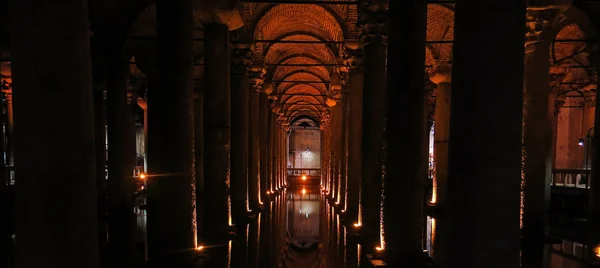 Die Basilika Zisterne - unterirdisches Wasserreservoir. istanbul, tu — Stockfoto