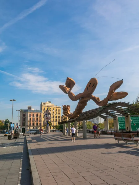 Lidé kráčející za slunečného rána, procházka "Moll de la Fusta", — Stock fotografie