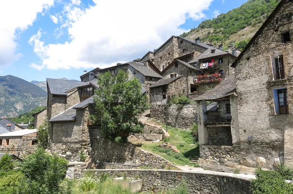 Дурро, типичная каменная деревня в каталонских Пьесах. Valley of — стоковое фото