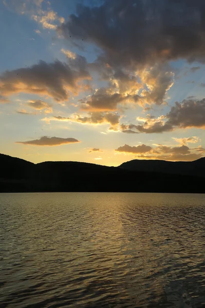 Puesta de sol en el embalse de Terradets, Pirineos Catalanes, España —  Fotos de Stock