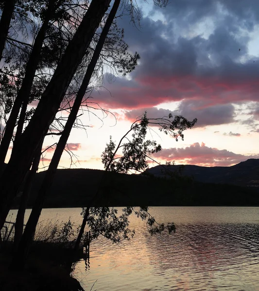 Sonnenuntergang am Stausee Terradets, katalanische Pyrenäen, Spanien — Stockfoto