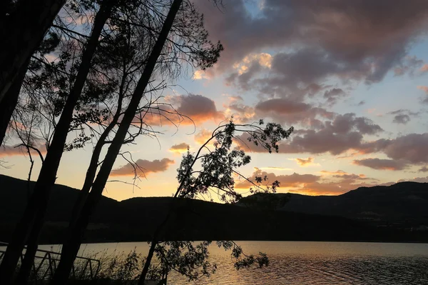 Pôr do sol no reservatório Terradets, Pirinéus Catalães, Espanha — Fotografia de Stock