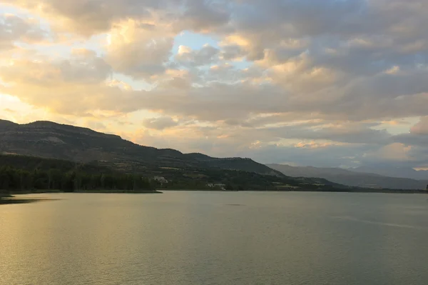 Naplemente a Terradets tározó, katalán Pireneusokban, Spanyolország — Stock Fotó