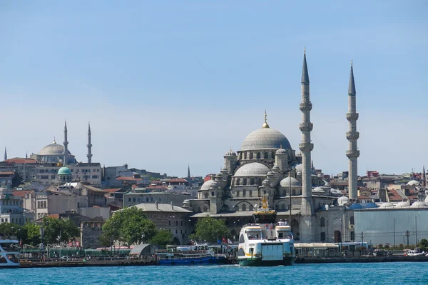 Nova mesquita (Yeni Cami) do rio Bósforo — Fotografia de Stock