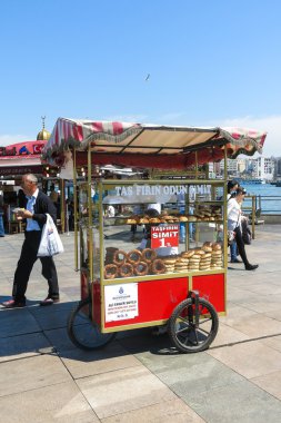 Bir satıcı simits bir sokak o satıyor