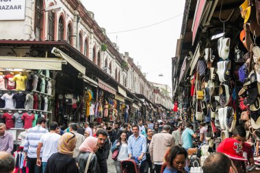 Kimliği belirsiz kişi ile Istanbul'da kapalı çarşı. Türkiye