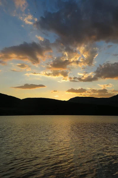 Puesta de sol en el embalse de Terradets, Pirineos Catalanes, España —  Fotos de Stock