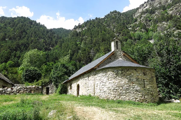 Kleine Romaanse kapel in de Pyreneeën. Catalonië, Spanje — Stockfoto