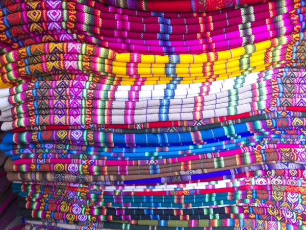 在市场上，拉巴斯，玻利维亚的安第斯毛毯. — 图库照片