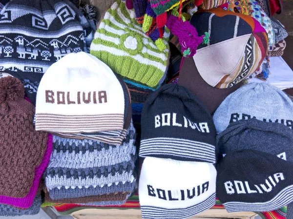 Souvenirs tradicionales en el mercado en La Paz, Bolivia . —  Fotos de Stock