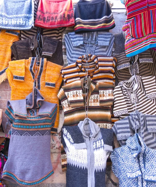 Souvenirs tradicionales en el mercado en La Paz, Bolivia . —  Fotos de Stock