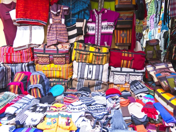 Traditionele souvenirs op de markt in La Paz, Bolivia. — Stockfoto