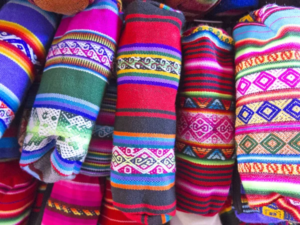 Lembranças tradicionais no mercado em La Paz, Bolívia . — Fotografia de Stock