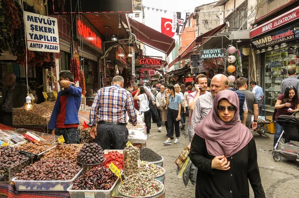 Gran Bazar Exterior en Estambul con personas no identificadas . — Foto de Stock