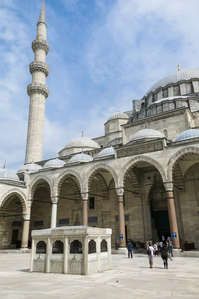 スレイマニエ ・ モスクの中庭で彼。イスタンブール、トルコ — ストック写真