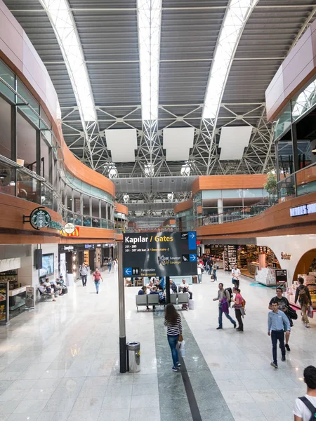 Niet-geïdentificeerde mensen in vertrek Hall van Sabiha Gokcen Internati — Stockfoto