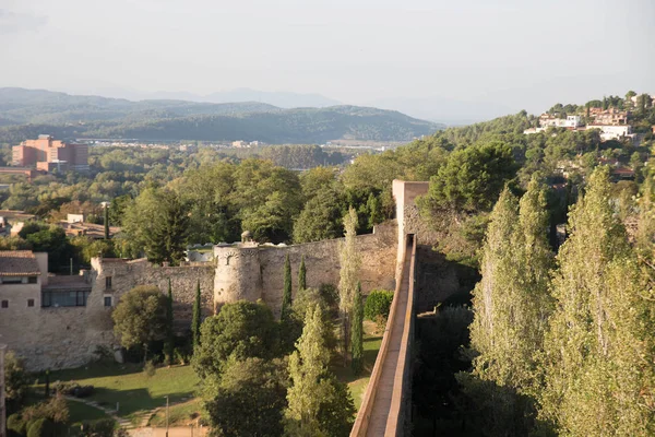 Boulevard en la muralla de la fortaleza. Girona — Foto de Stock