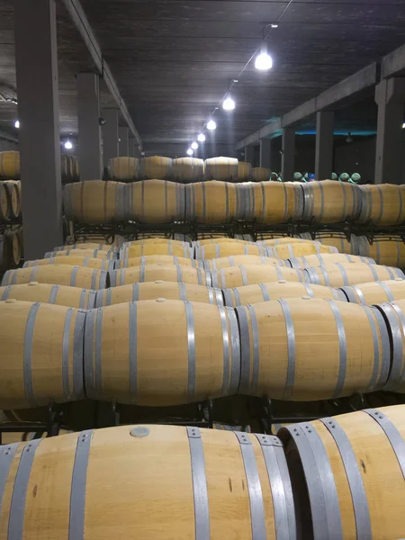 Foto interior de barricas de madera en bodega vieja —  Fotos de Stock