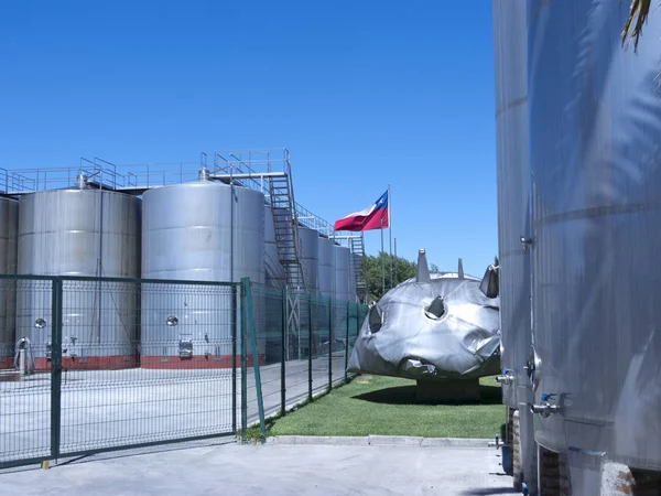 Tanques de fermentação metálica de vinho. Chile — Fotografia de Stock