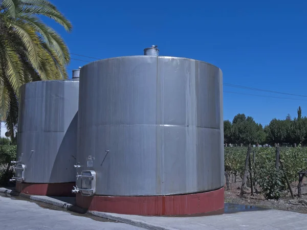 Tanques de fermentación metálica del vino. Chile — Foto de Stock