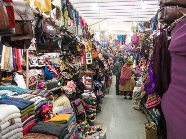 Souvenir tourist market on Sagarnaga street in La Paz, Bolivia. — Stock Photo, Image