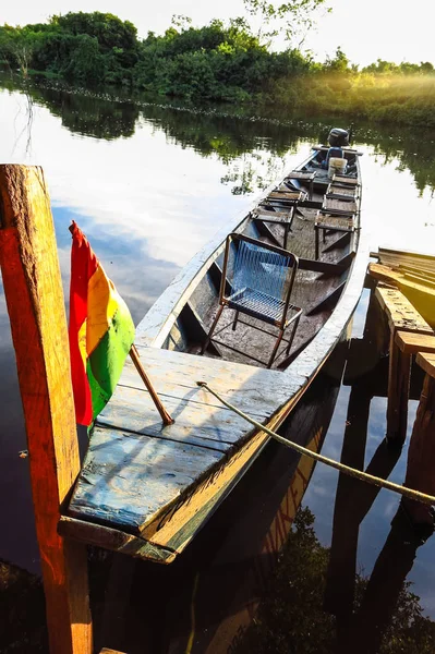 Båten ligger förtöjd i Rio Yacuma — Stockfoto