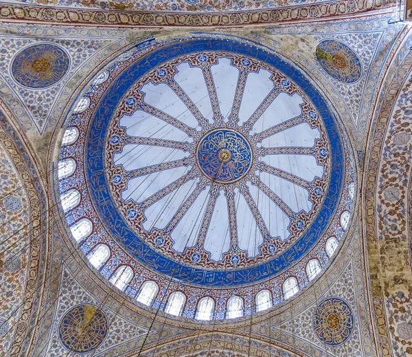 Techo dentro de la Mezquita Azul en Sultanahmet, Estambul, Turquía . — Foto de Stock