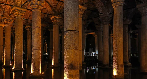 La Cisterna Basílica - embalse subterráneo de agua. Estambul, Tu —  Fotos de Stock