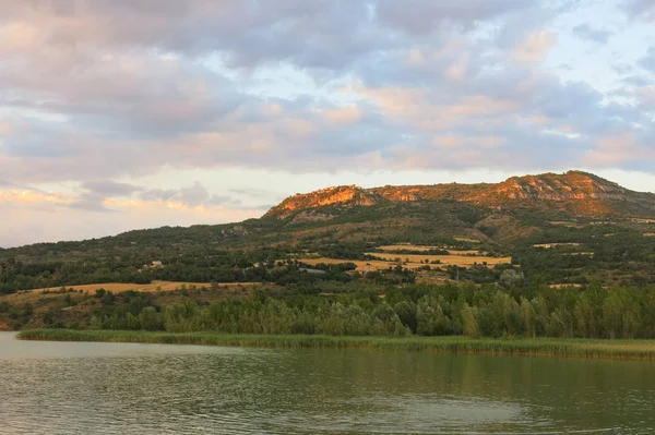 Захід сонця на Terradets водосховища, Каталанська Піренеїв, Іспанія — стокове фото