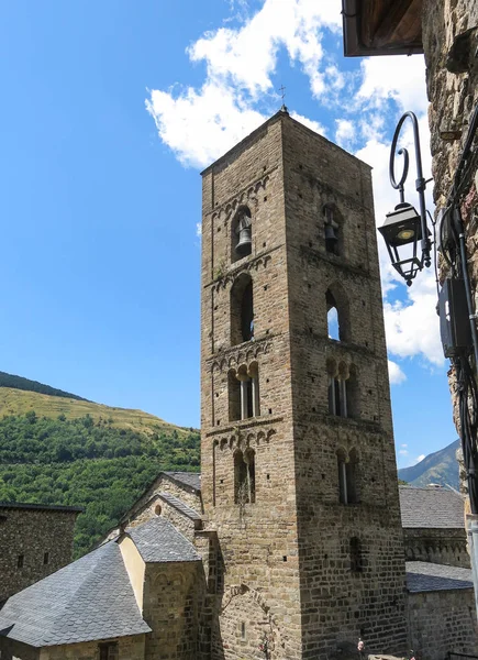 Iglesia de Durro ejemplo de arte románico, en el Pirineo catalán —  Fotos de Stock