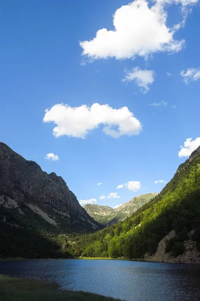 Panorama al Parque Nacional Aiguestortes en los Pirineos Catalanes , — Foto de Stock