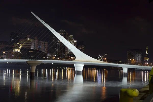 Žena most. Buenos Aires, Argentina. Puerto Madero tím blízko — Stock fotografie