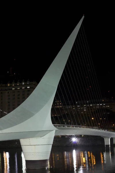 Die Frauenbrücke. buenos aires, Argentinien. Puerto madero bei Nacht — Stockfoto